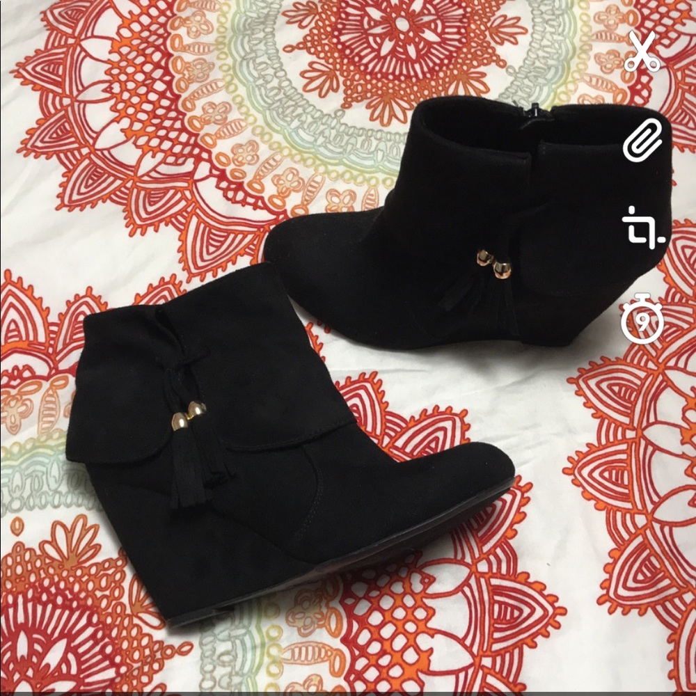 Black wedges